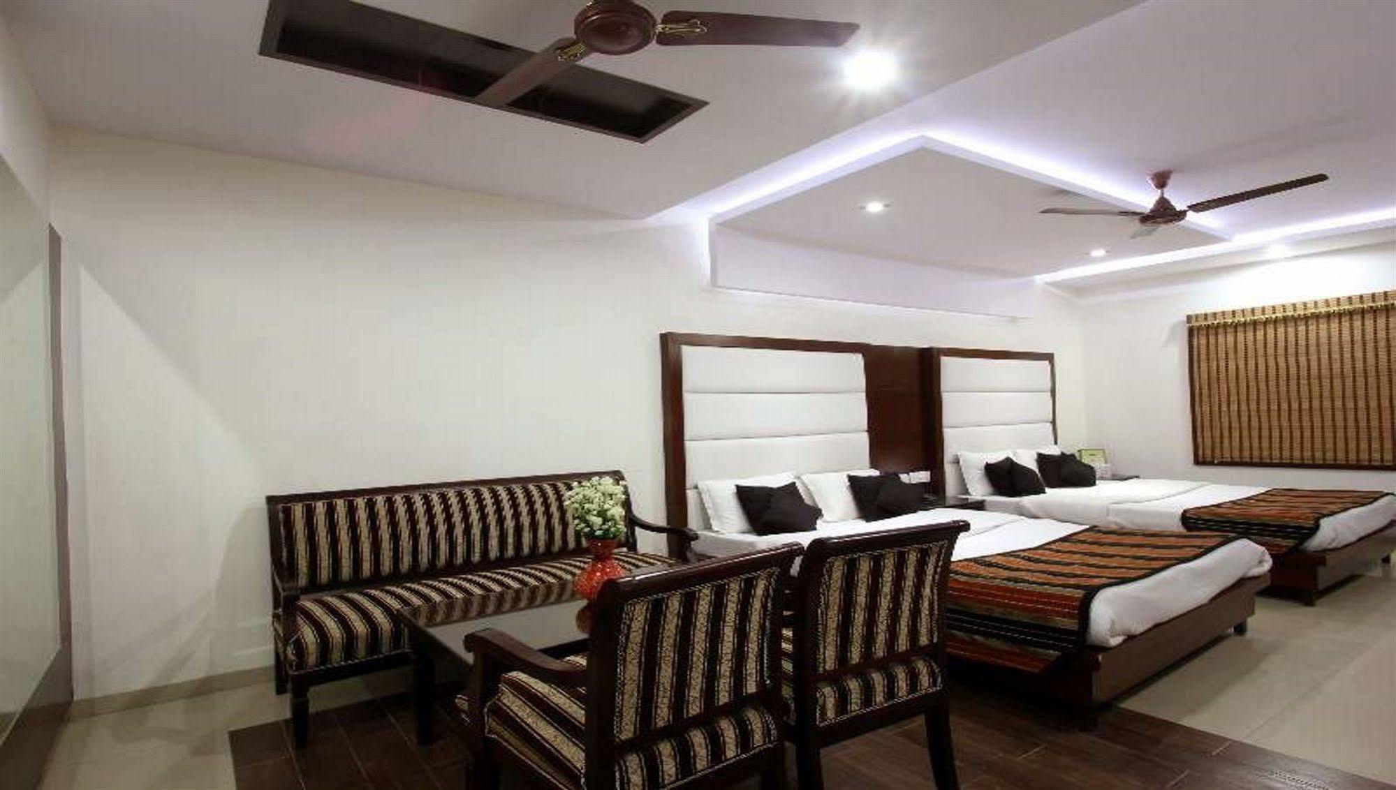 Hotel Mohan International Nuova Delhi Esterno foto